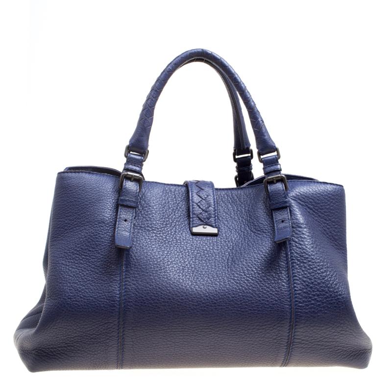 Designed with sheer elegance and utmost practicality, this coveted Roma tote from Bottega Veneta is meant for modern women who like to strike a balance between fashion and functionality. Meticulously crafted from Cervo leather into a slouchy body