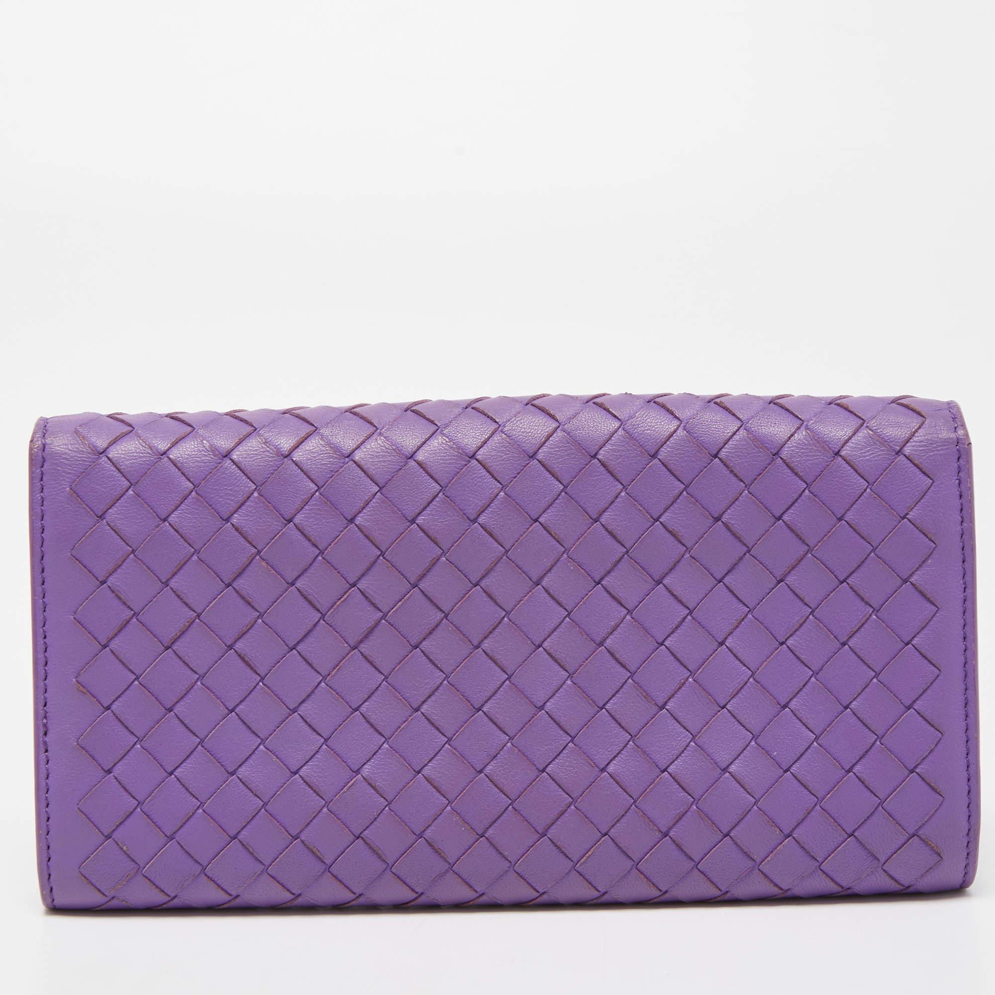 Featuring brand's signature Intrecciato pattern, this Bottega Veneta wallet is sempiternal. It is crafted from leather and equipped with a flap closure, black-tone hardware, and leather lining. The different interior compartments are divided neatly