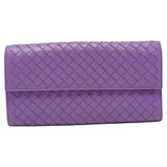 Portafoglio continentale con patta in pelle Intrecciato viola di Bottega Veneta