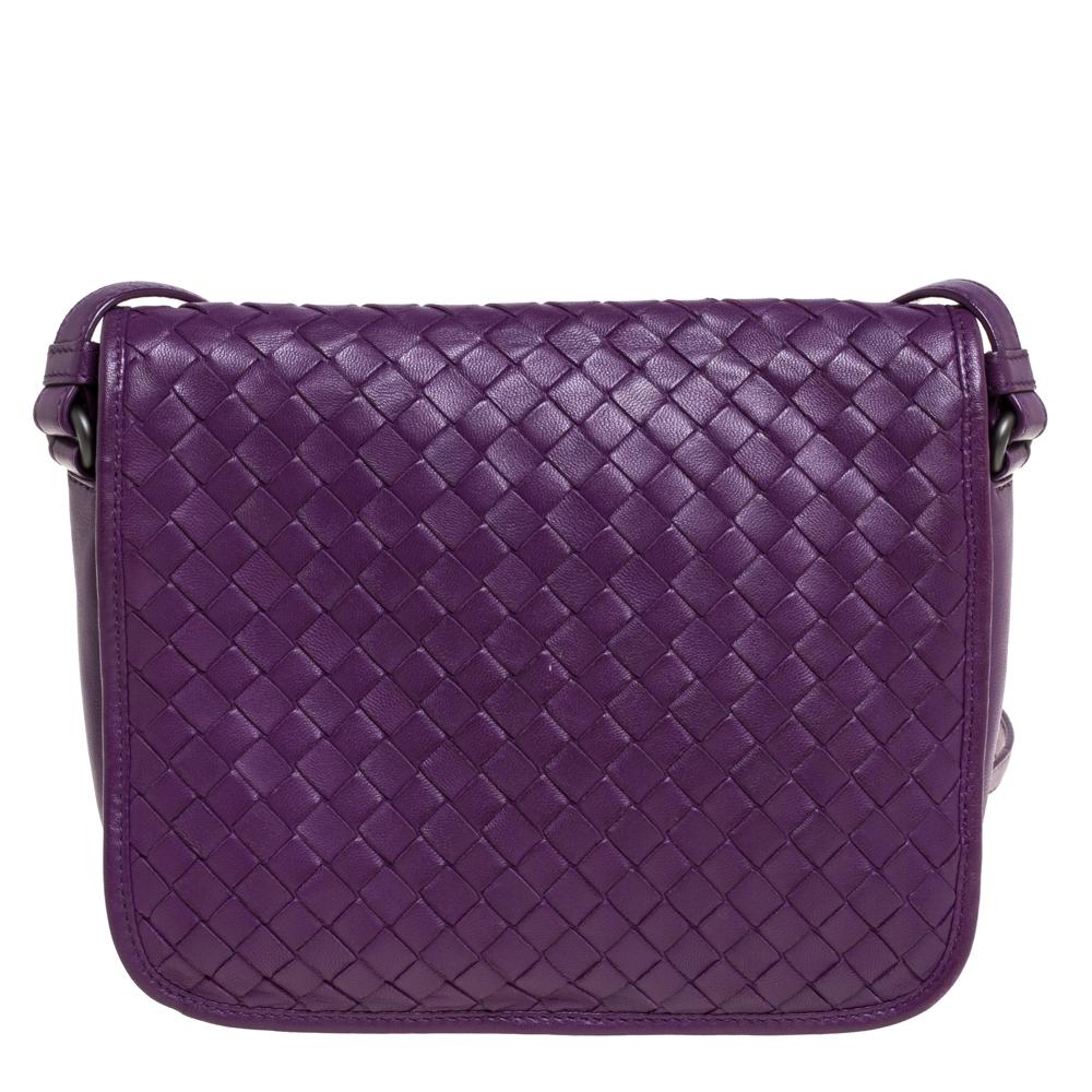 Sewn from leather using the signature Intrecciato weave pattern, this bag is a stylish creation. This Bottega Veneta accessory essays ease and feminine style. Everything, from the flap silhouette to the spacious interior, has been added to assist
