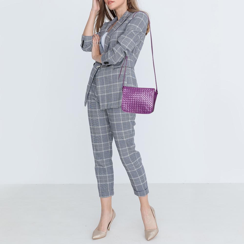 Sewn from leather using the signature Intrecciato weave pattern, this bag is a stylish creation. This Bottega Veneta accessory exudes ease and feminine style. Everything, from the flap silhouette to the spacious interior, has been added to assist