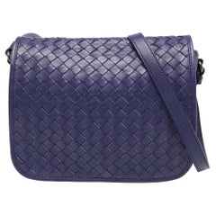 Umhängetasche aus Leder mit Klappe in Violett von Bottega Veneta Intrecciato