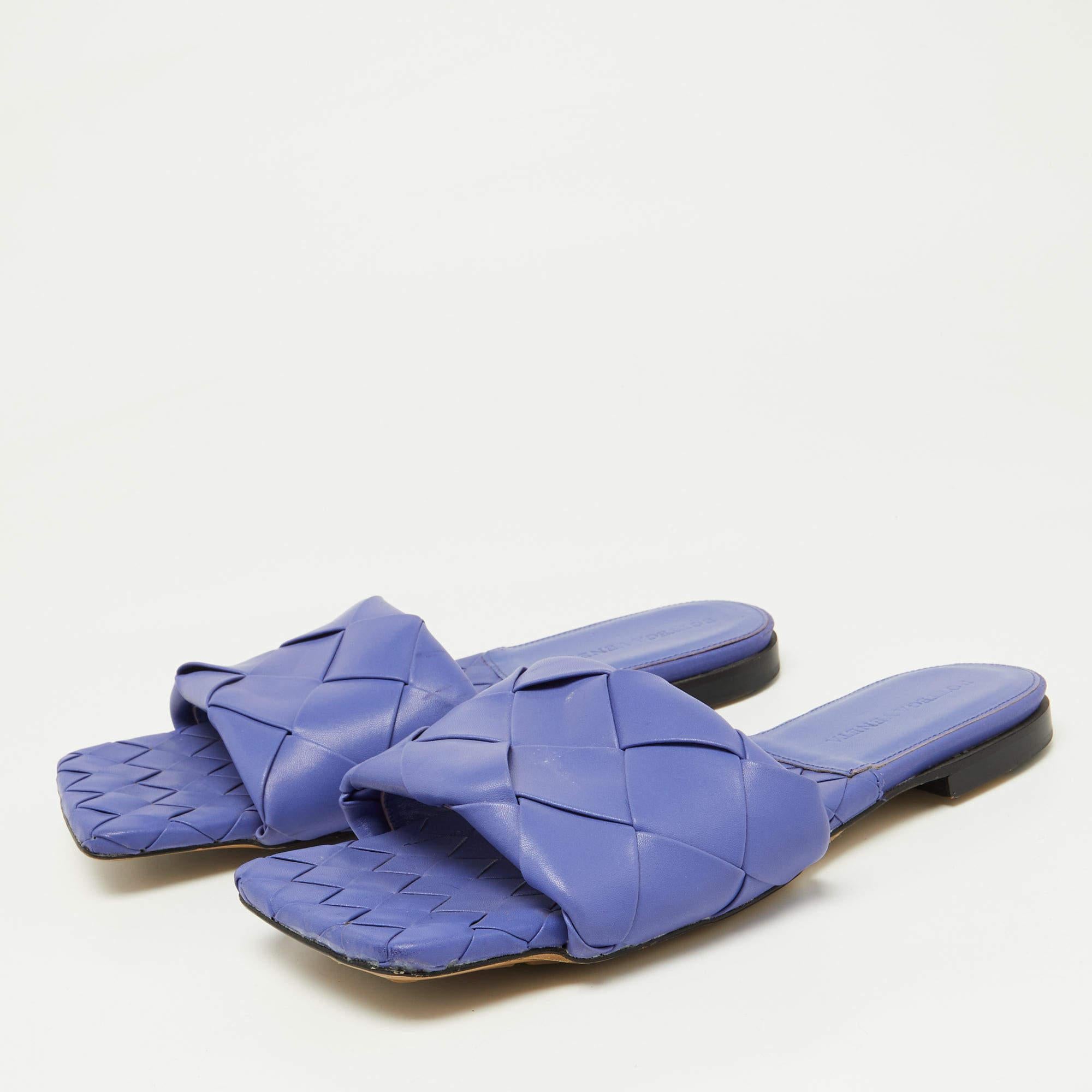A perfect blend of luxury style and comfort these designer flats are made using quality materials and frame your feet in the most refined way. They can be paired with a host of outfits from your wardrobe.