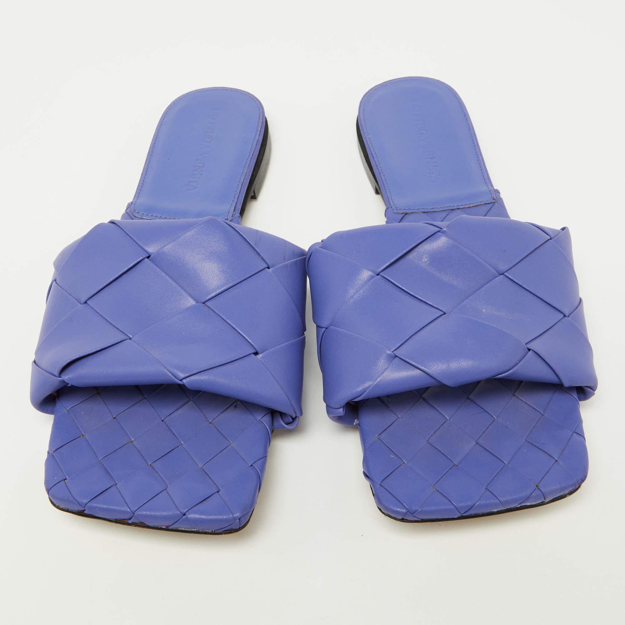 Bottega Veneta Purple Intrecciato Leather Flat Slides Size 39 In Good Condition In Dubai, Al Qouz 2