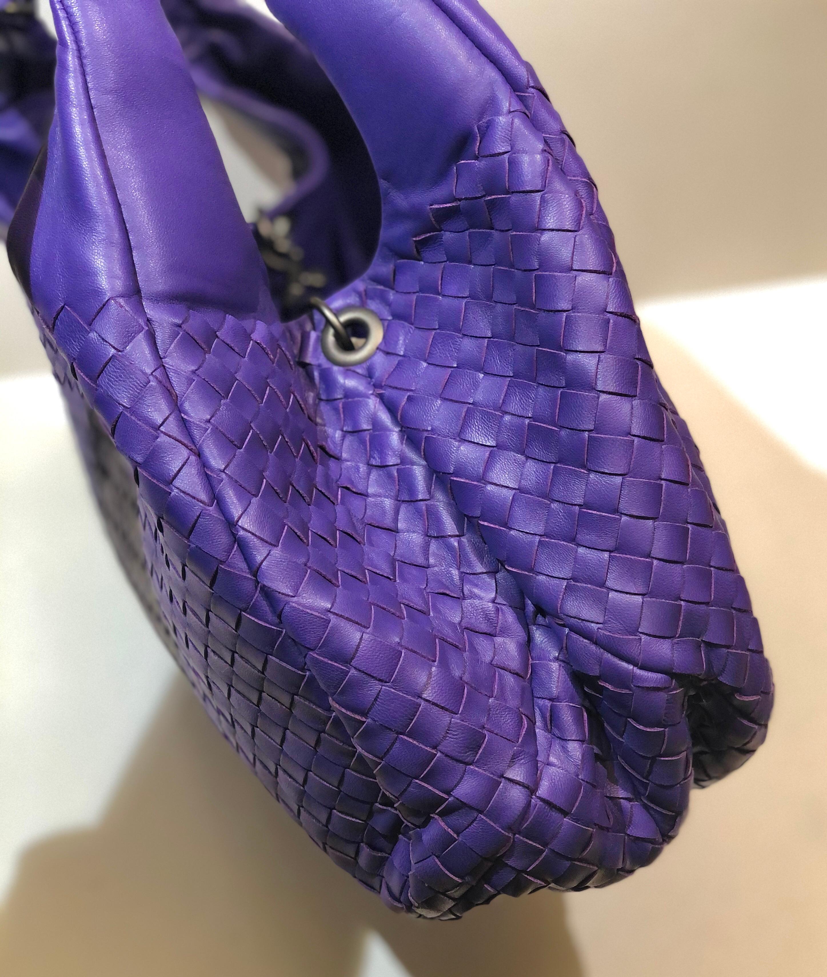 - Bottega Veneta purple intrecciato leather hobo shoulder bag. 

Measurements:
- Length: 36cm.
- Height: 40cm.
- Width: 14cm. 

- Suede leather interior. 

