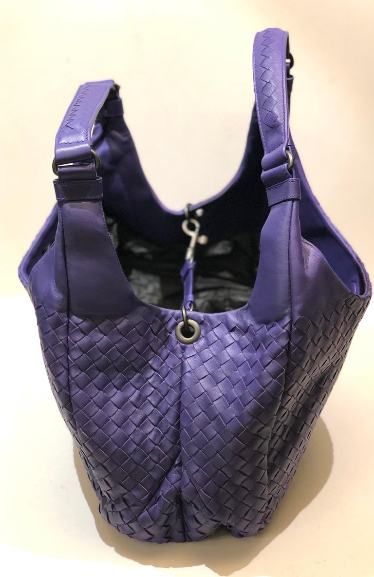 Bottega Veneta Purple Intrecciato Leather Hobo Bag In Excellent Condition For Sale In Sheung Wan, HK