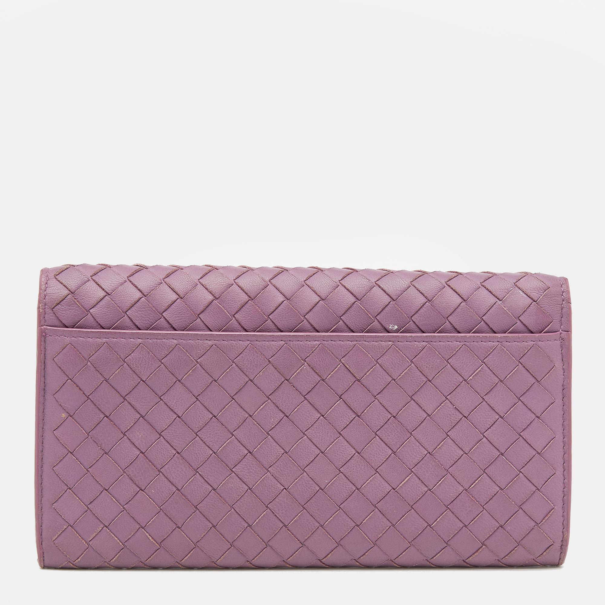 This designer wallet by Bottega Veneta is made in the signature Intrecciato weave. Crafted from leather, this purple wallet is equipped with multiple card slots, cash slots, and a zip compartment.

