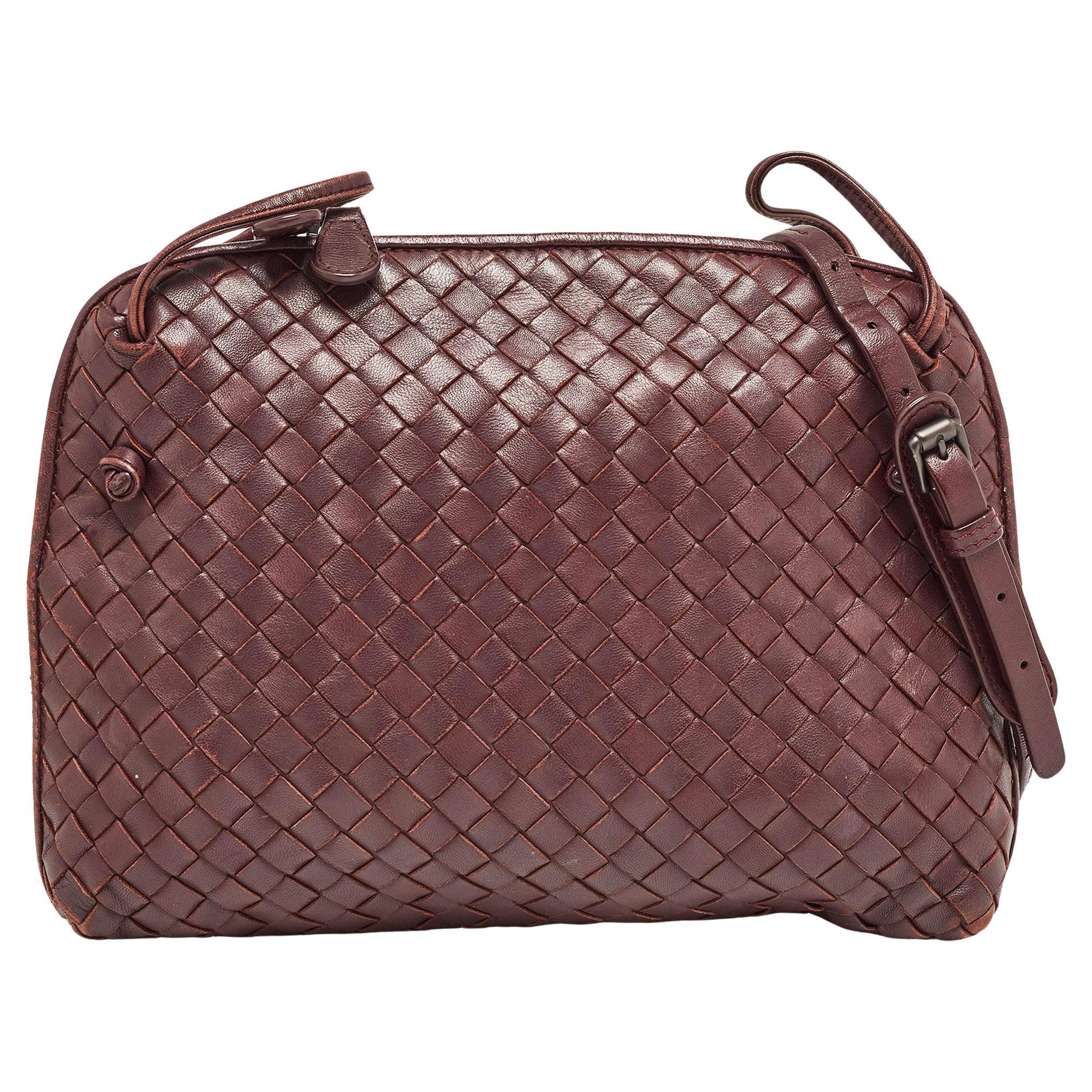 Bottega Veneta Lila Intrecciato Leder Nodini Umhängetasche aus Leder im Angebot