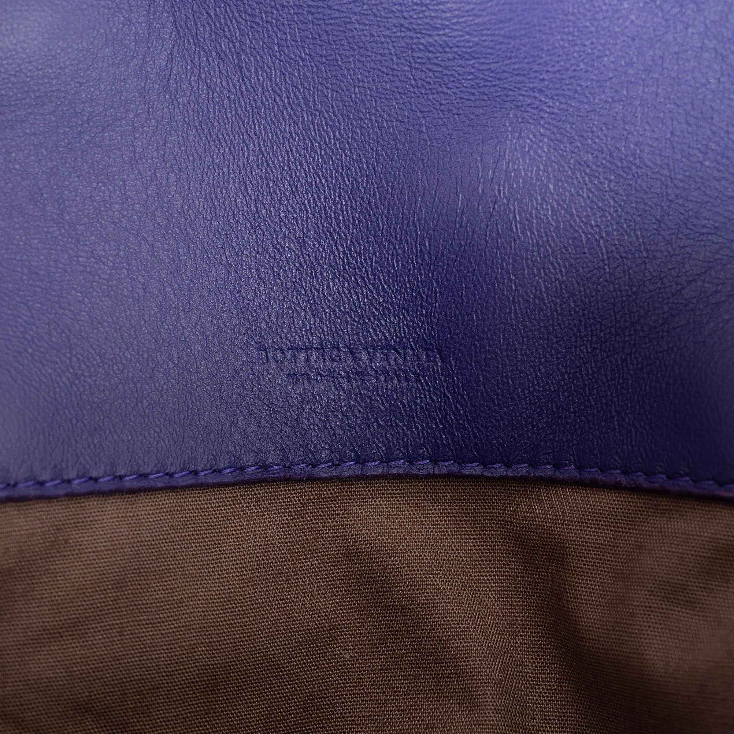 Bottega Veneta viola Pochette in pelle Intrecciato in vendita 2