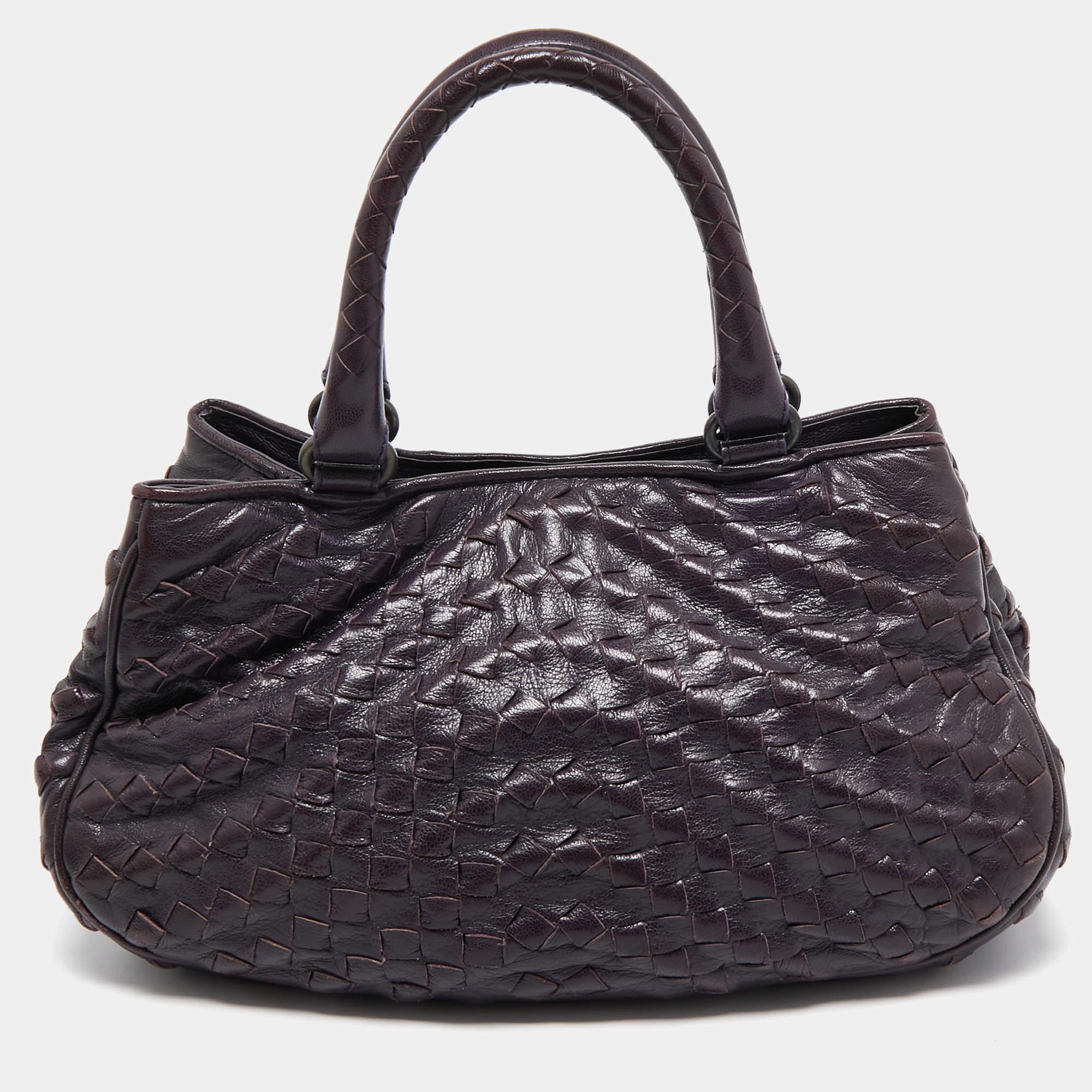Timelessly elegant and stylish, Bottega Veneta's collections capture the effortless, nonchalant finesse of the modern woman. Crafted from leather in their signature Intrecciato weave, this chic tote features a purple hue and a spacious interior for