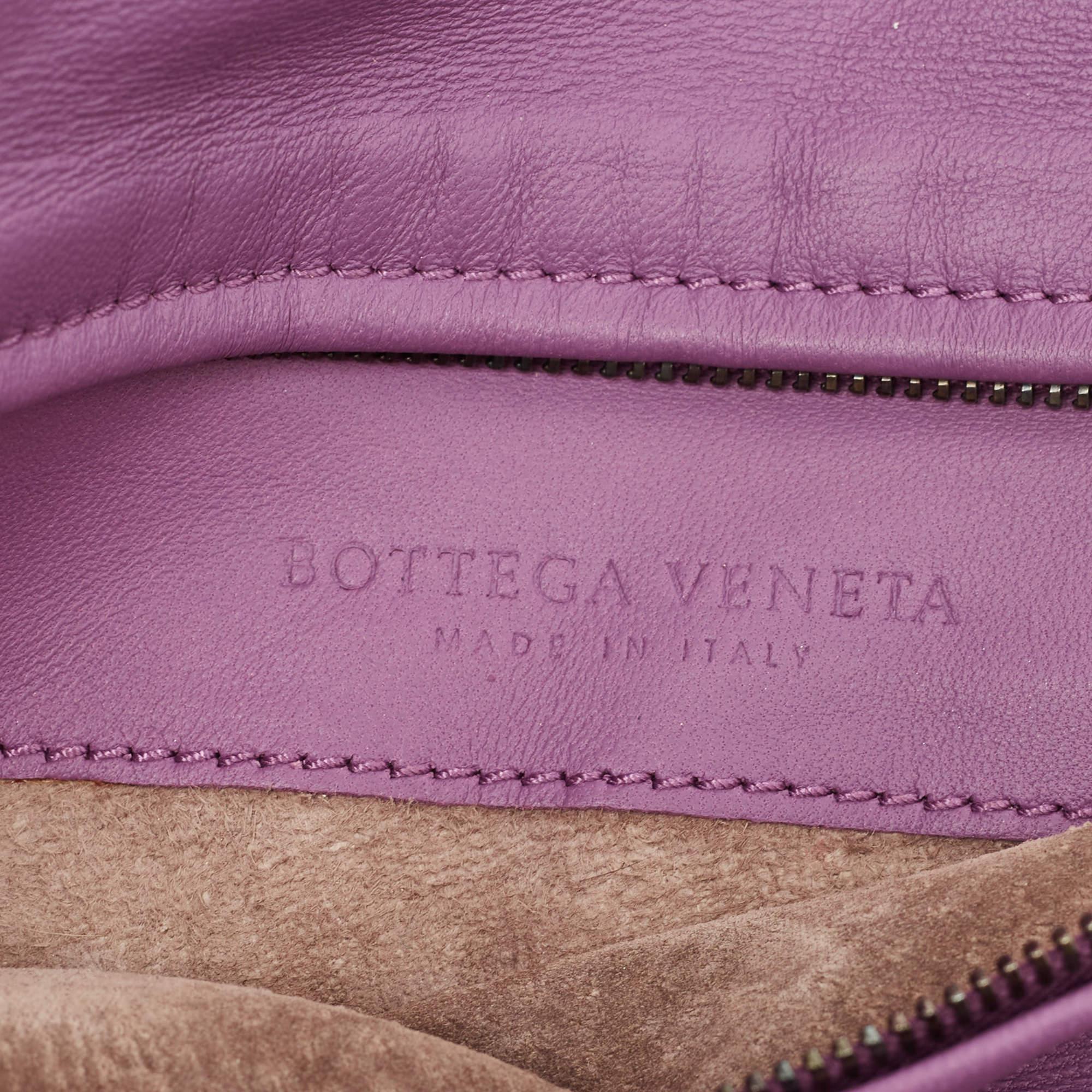 Bottega Veneta Lila Intrecciato Leder-Clutch mit gedrehtem Schloss und Klappe im Angebot 2