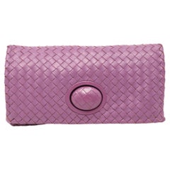 Bottega Veneta Lila Intrecciato Leder-Clutch mit gedrehtem Schloss und Klappe