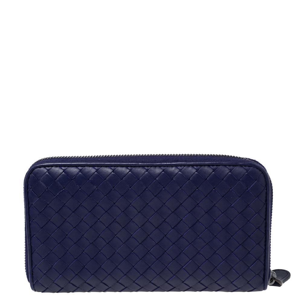 Carry your monetary essentials in style with Bottega Veneta's wallet. Featuring a purple shade, the creation is constructed using leather in their signature Intrecciato weave. The zip-around closure secures the leather-fabric interior equipped with