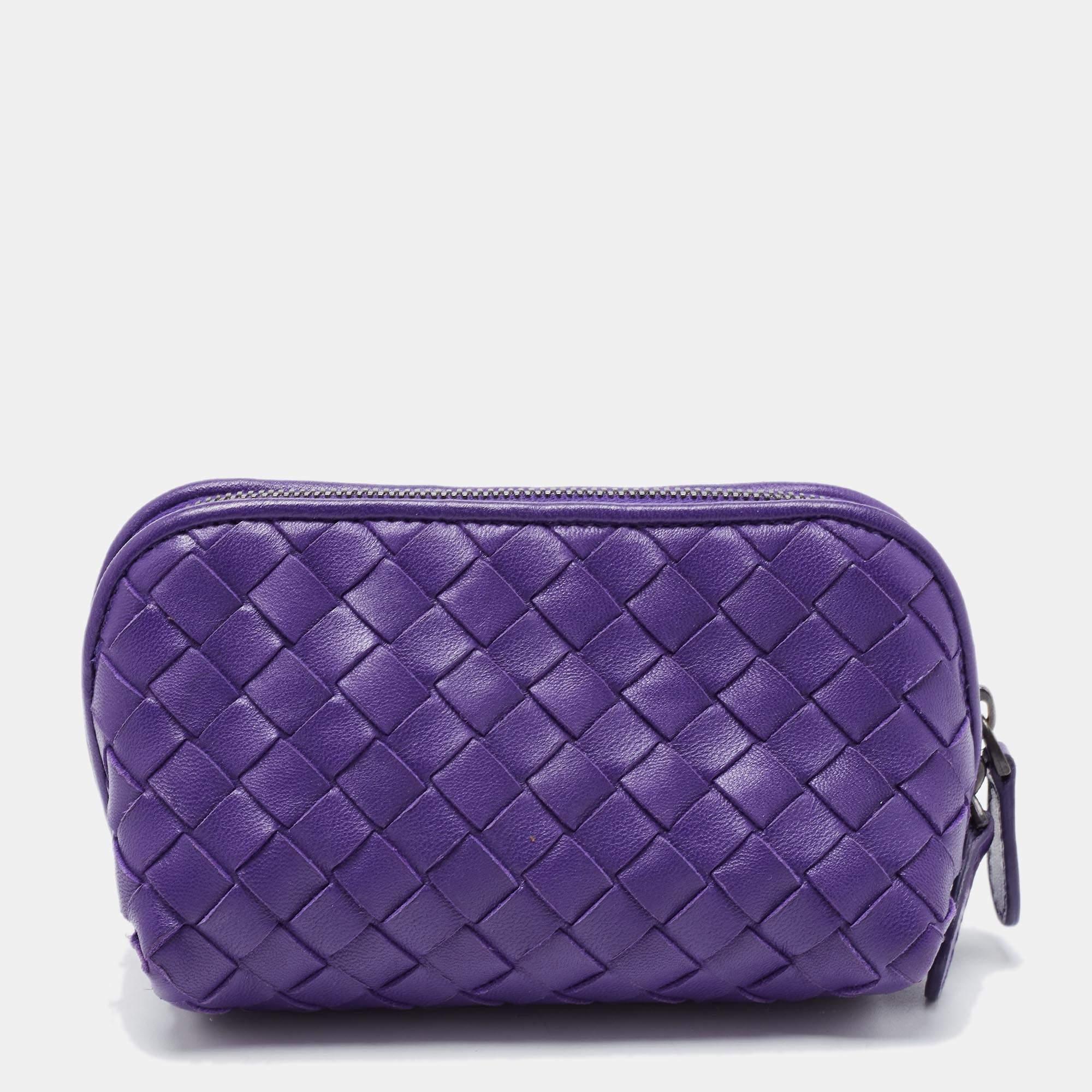 This Bottega Veneta purse is carefully crafted to offer you a luxurious accessory you will cherish. It is marked by high quality and enduring appeal. Invest in it today!

