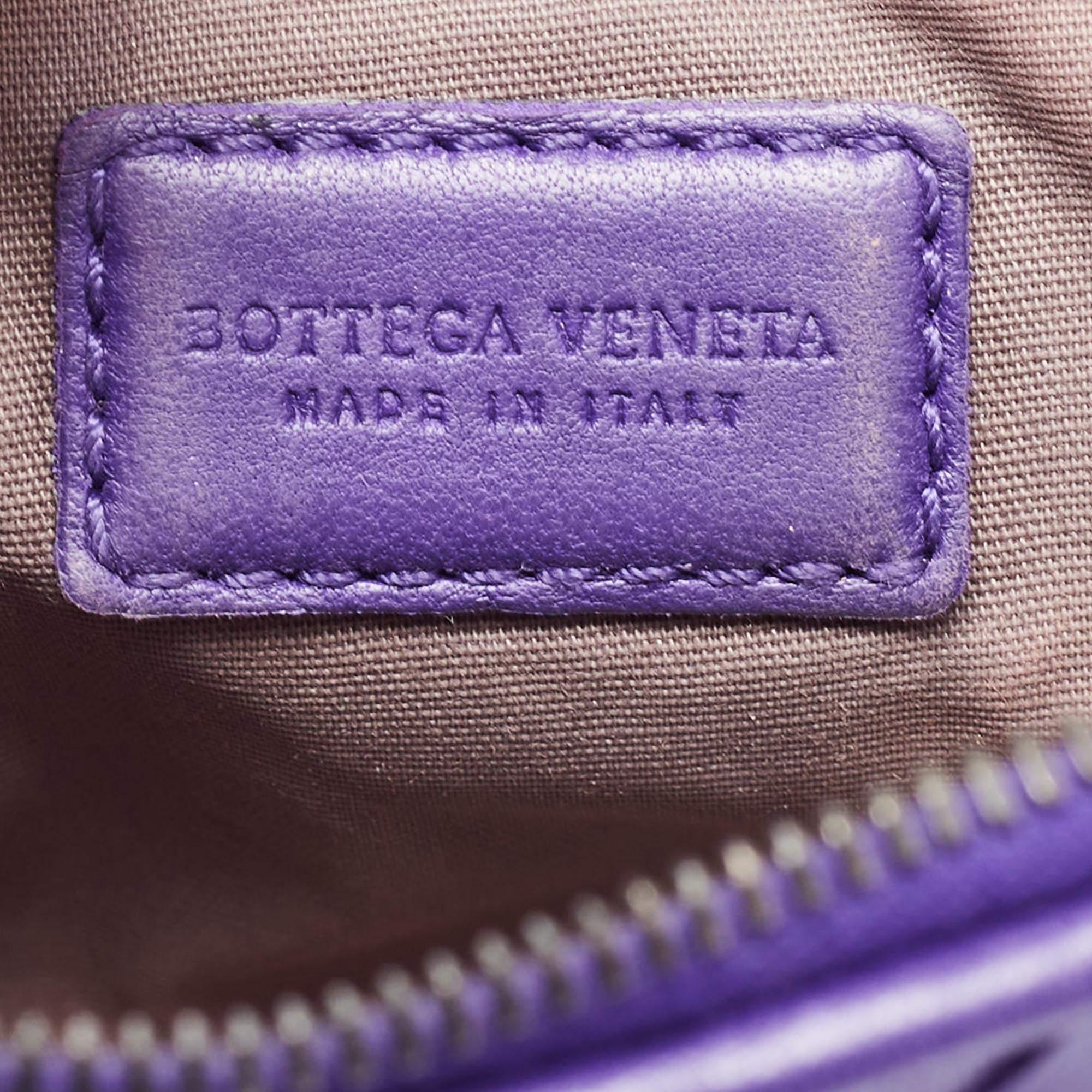 Bottega Veneta Lila Intrecciato Leder Geldbörse mit Reißverschluss im Angebot 1