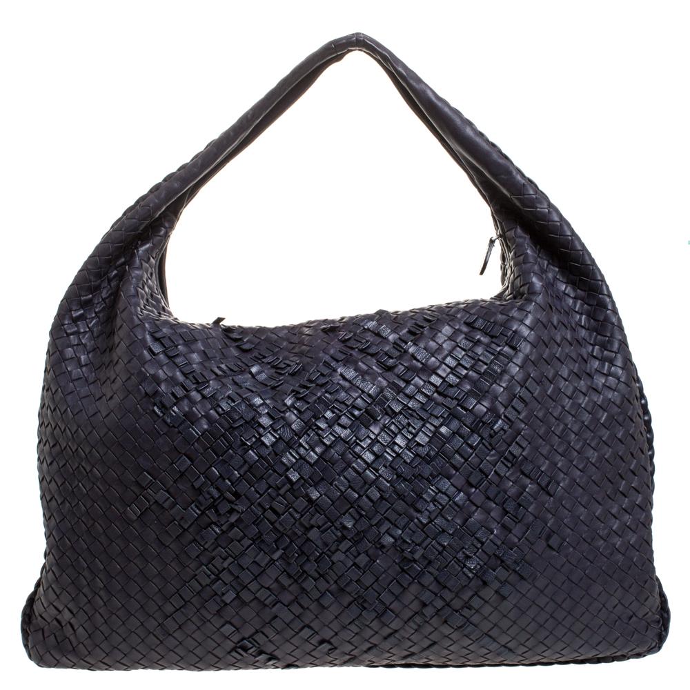 Crafted from leather in Italy, this hobo from Bottega Veneta features a single handle and a suede compartment perfectly sized to carry your essentials. The exterior of the bag gloriously flaunts the Intrecciato pattern which is a signature of the
