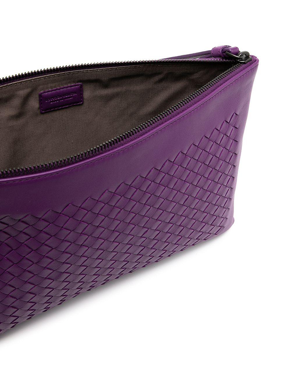 Designed by Bottega Veneta in the late 60, the intrecciato weave is instantly recognisable and timeless. This pre-owned purple pouch features a slimline profile, a zip fast opening and offers ample storage space for all necessities. Slip your hand