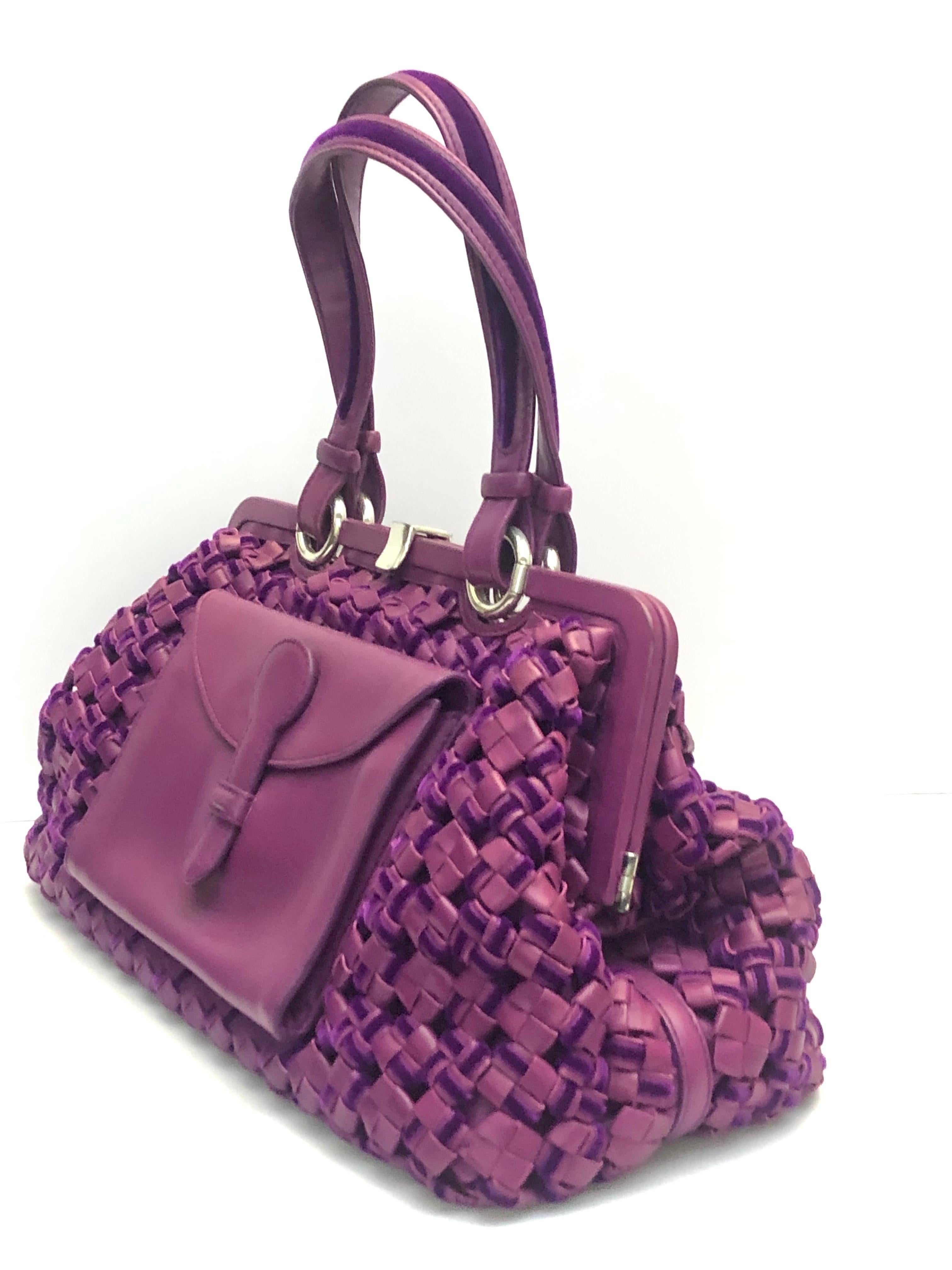 Gray Bottega Veneta purple intrecciato shoulder handle bag For Sale