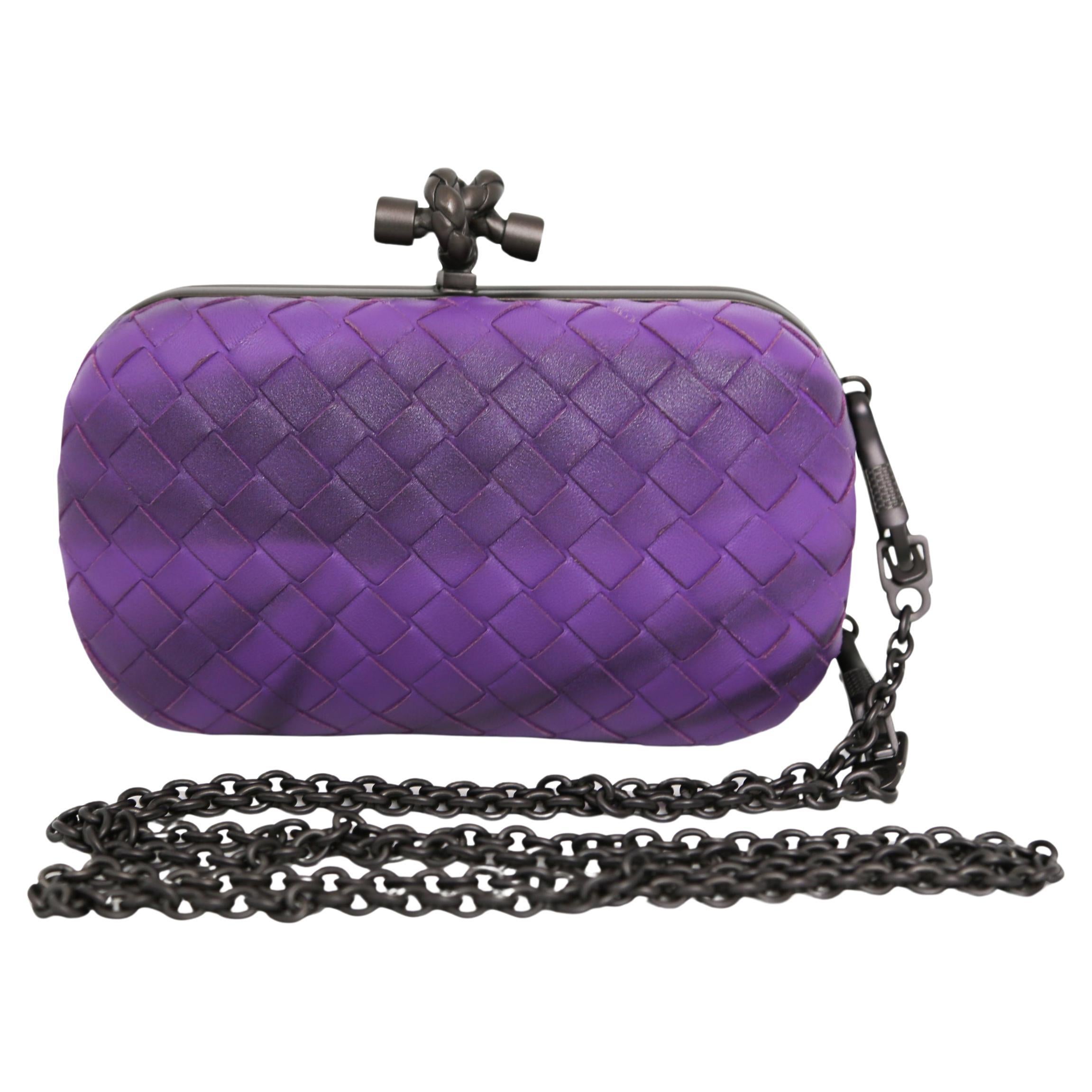 Pochette en tissu à nœuds violet de Bottega Veneta en vente