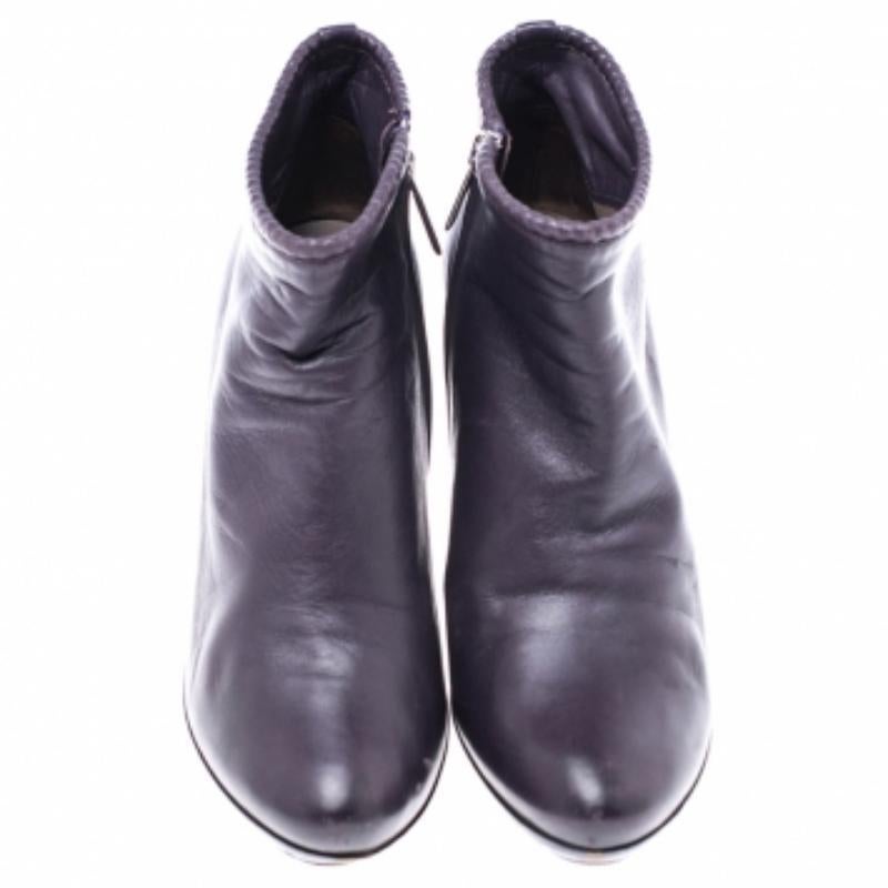 Add a structured and smart feel to your outfit with these boots from Bottega Veneta. These ankle boots are made from purple leather, rounded toes and comfortable 11.5 CM high heels. The insoles are lined with leather and feature the brand labels and