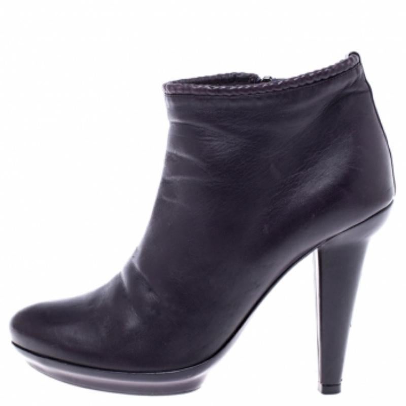 Bottega Veneta Purple Leather Ankle Boots Size 38 État moyen - En vente à Dubai, Al Qouz 2