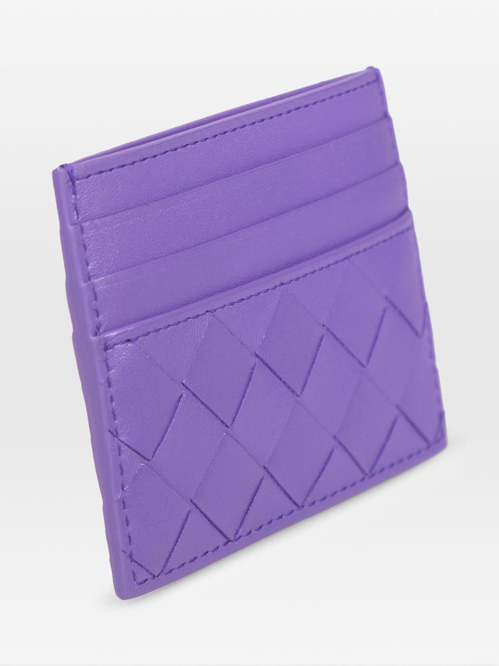 La condizione è molto buona. Questo articolo di rivendita di Bottega Veneta usato non presenta alcun segno di usura visibile sul portacarte. Questo portacarte viene fornito con la scatola originale e la busta antipolvere.
 

 Dettagli
 

 

 Viola

