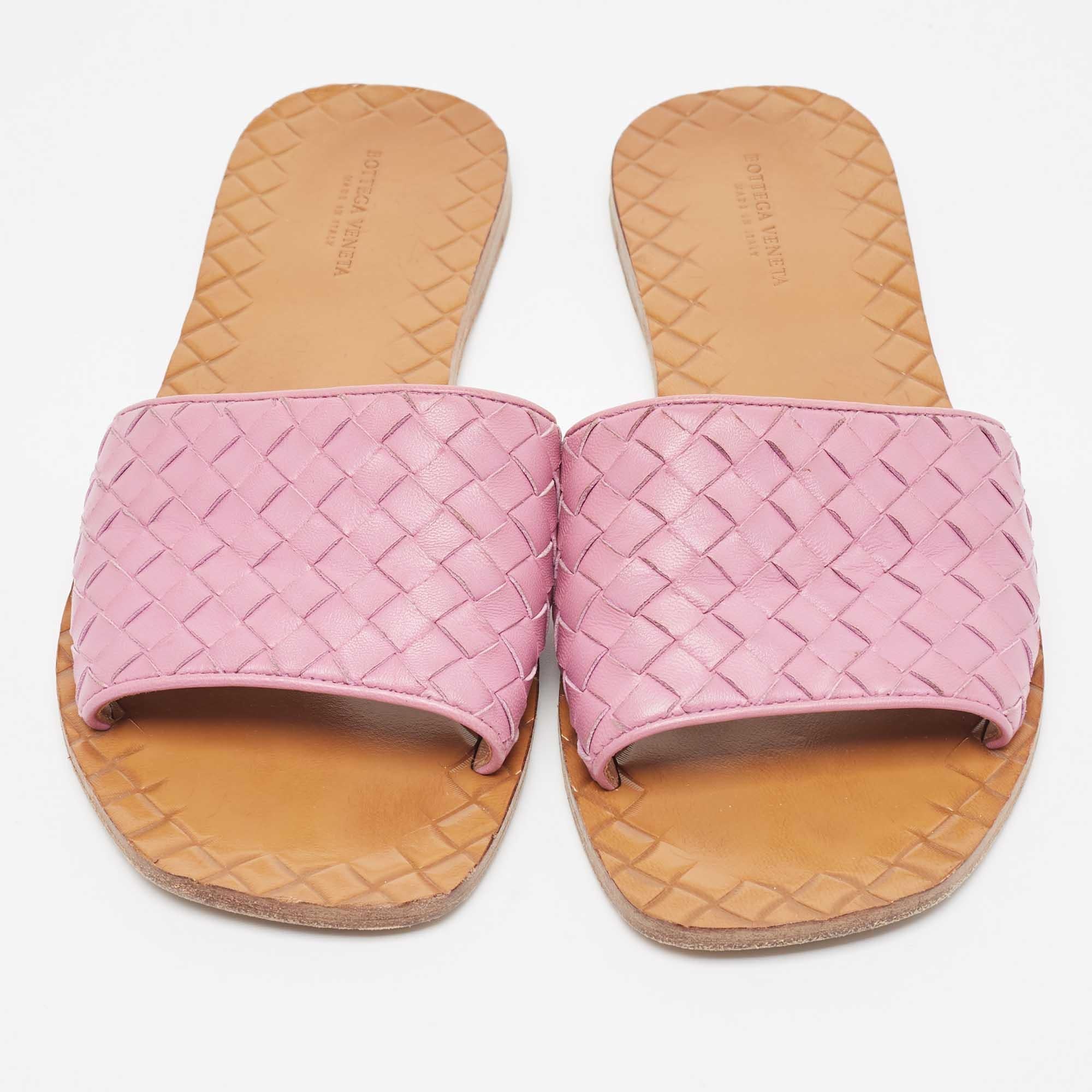 Put your best foot forward in these antique purple slides from Bottega Veneta. They've been crafted from leather and feature a strap across the vamp that boasts of the brand's signature Intrecciato weave. The footbed is also styled with touches of