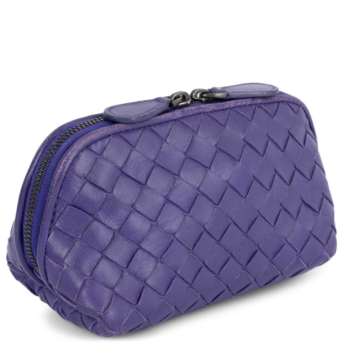 100% authentic Bottega Veneta Intrecciato mini pouch in purple smooth nappa leather. Opens with a zipper on top and is lined brown canvas. Has been carried and shows some soft wear to the piping. Overall in very good condition.