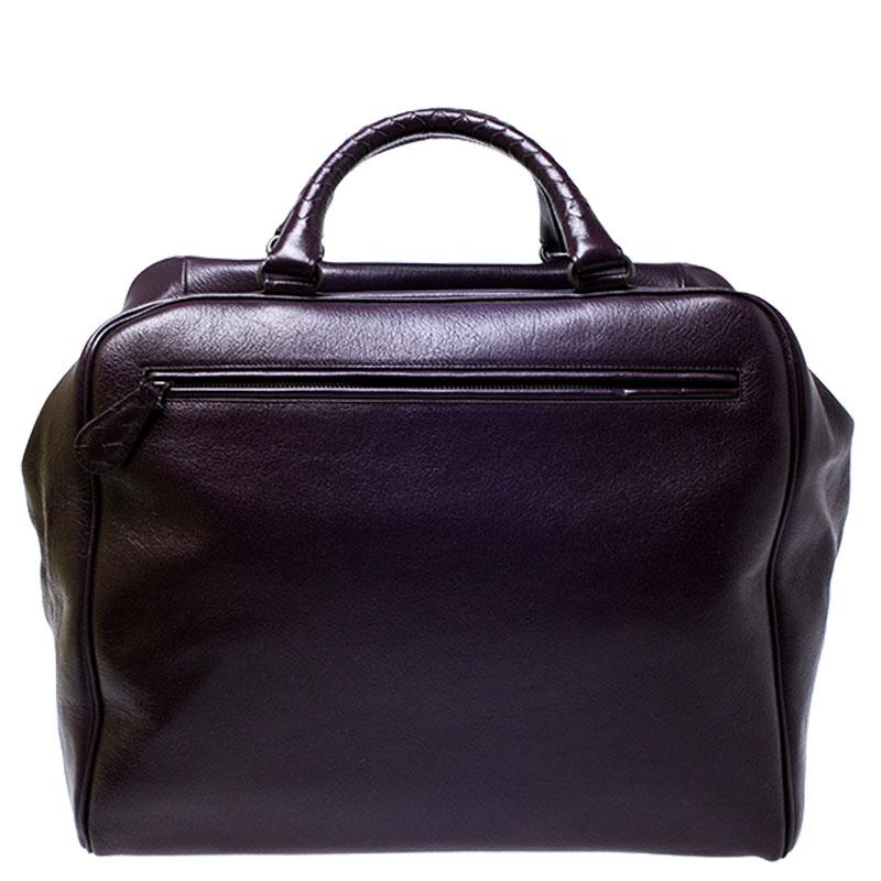 The perfect accessory to add to your collection is this Brera duffle bag from Bottega Veneta. Charming in purple, this bag is crafted from leather and features a chic silhouette with a zipper pocket at the front and rear. It flaunts a top zipper