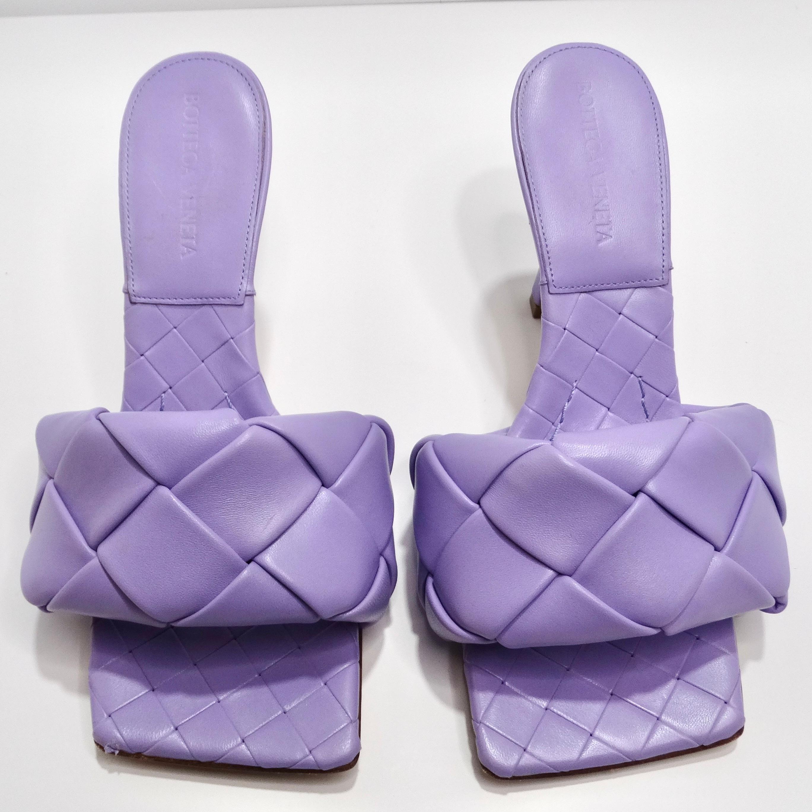 Faites preuve de sophistication et de style avec les sandales Lido violettes de Bottega Veneta. Ces superbes talons de style mule respirent l'élégance et le charme, ce qui en fait le complément idéal de votre garde-robe.

Réalisées avec le motif en