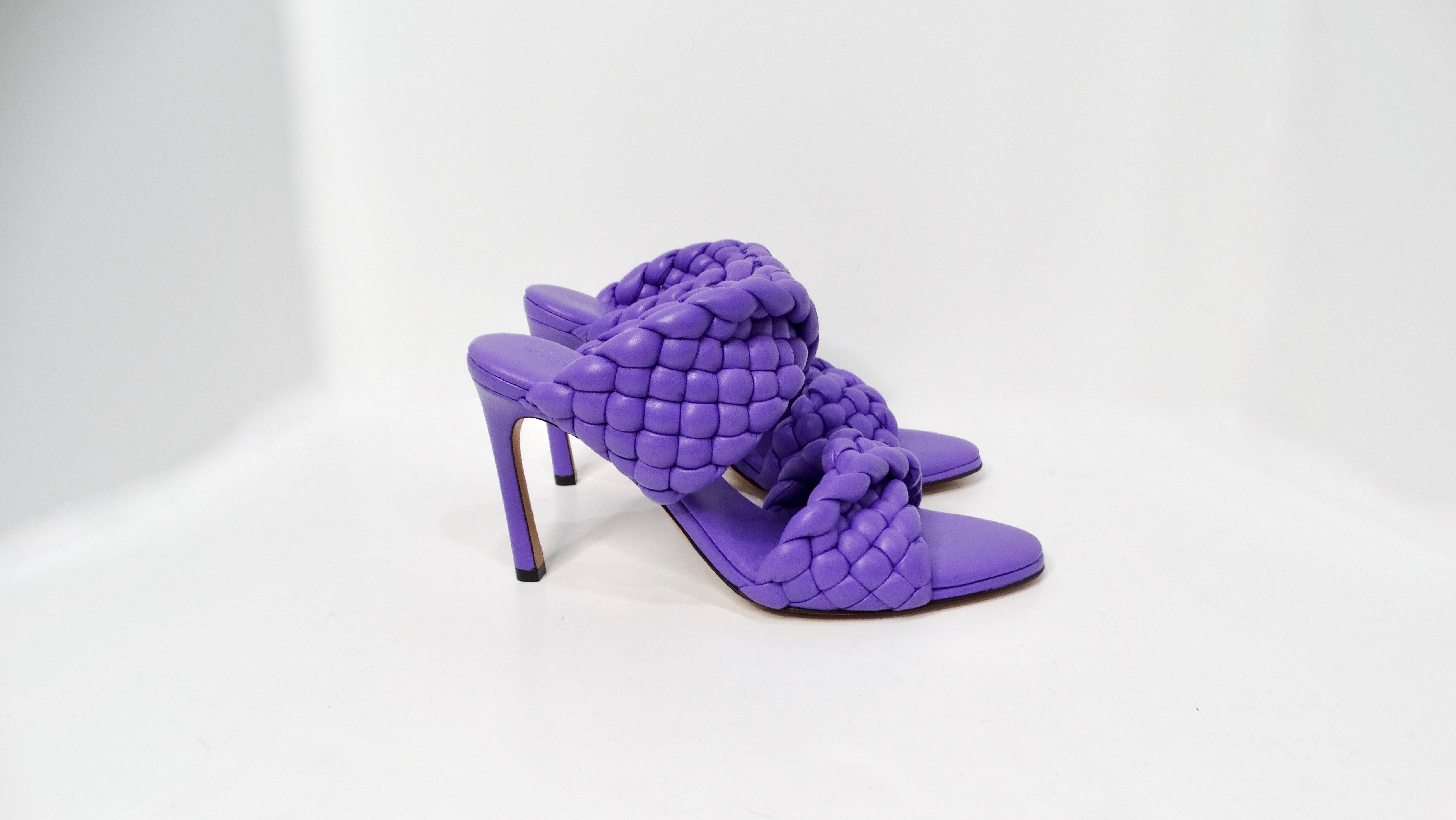 Las sandalias Bottega Veneta Curve Slide Intrecciato acolchadas y retorcidas de napa morada son una impresionante encarnación del diseño contemporáneo y la artesanía italiana. Confeccionadas en lujosa piel de napa morada, estas sandalias presentan