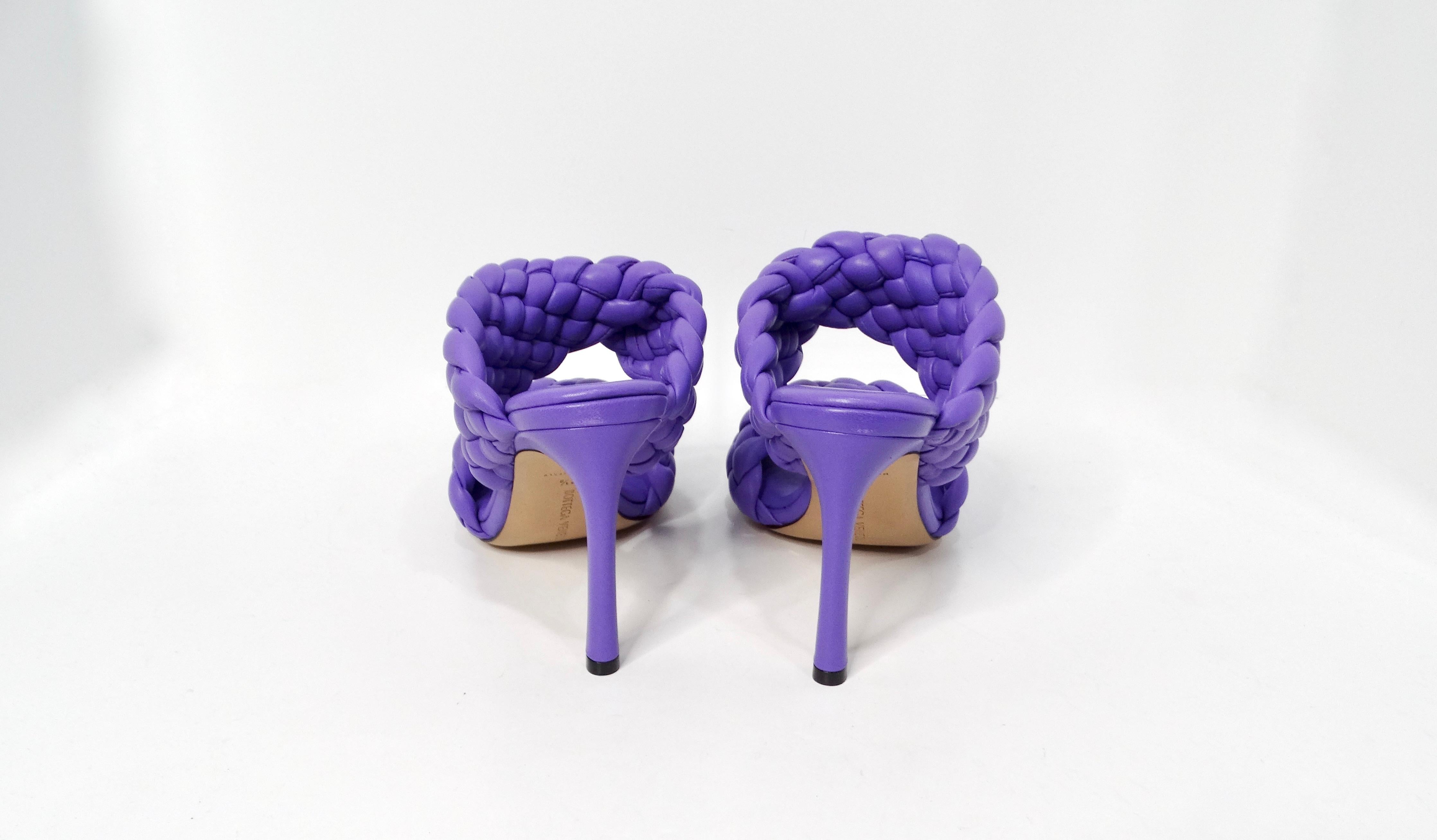 Bottega Veneta Sandalias de napa morada Twisted Padded Intrecciato Curve Slide en venta 1