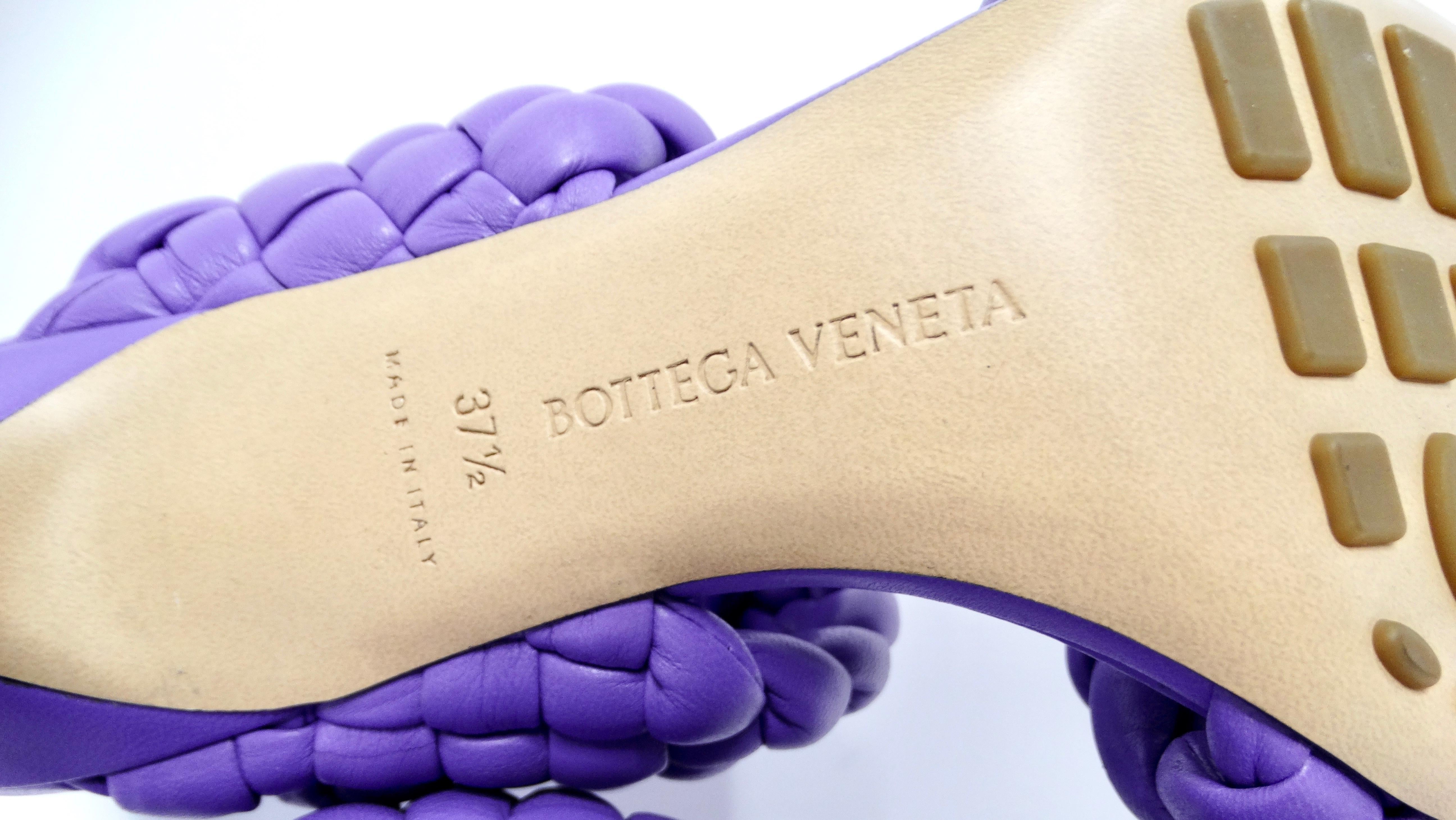 Bottega Veneta Sandalias de napa morada Twisted Padded Intrecciato Curve Slide en venta 3