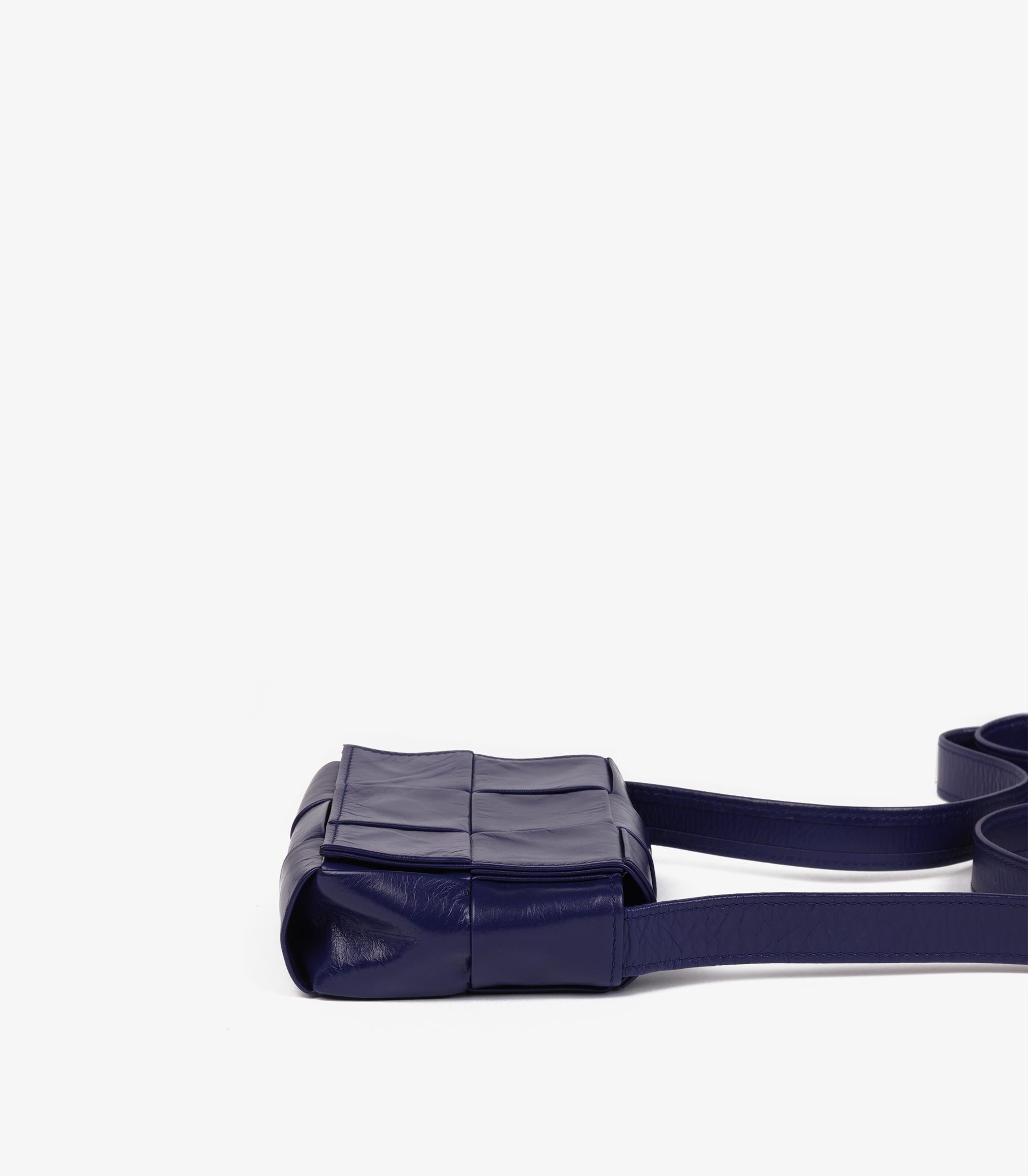 Bottega Veneta Purple Shiny Aged Maxi Intrecciato Woven Calfskin Leather Candy C Excellent état - En vente à Bishop's Stortford, Hertfordshire
