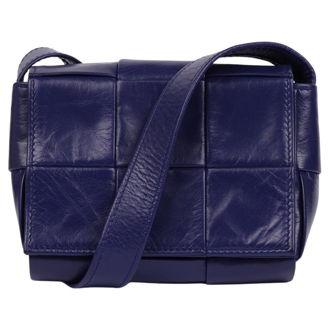 Bottega Veneta Purple Shiny Aged Maxi Intrecciato Woven Calfskin Leather Candy C en vente