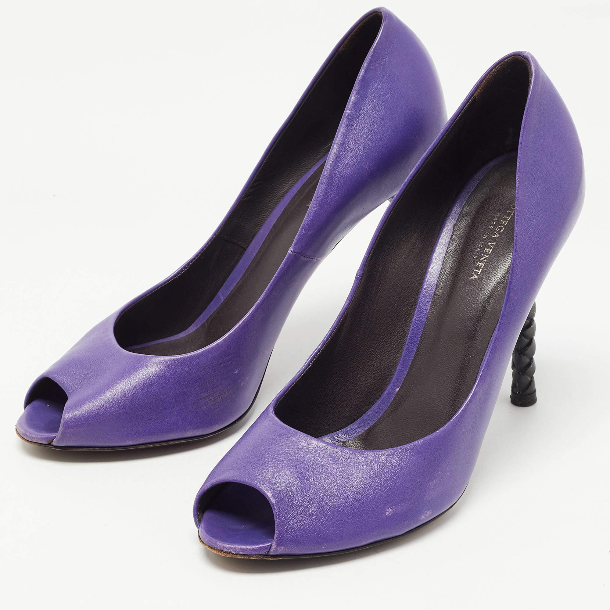 These chic and classic Bottega Veneta pumps can be worn to work as well as dinner outings. The pair is crafted with soft suede in a purple hue. They come with peep toes and 11 cm high heels that have the weave accent.