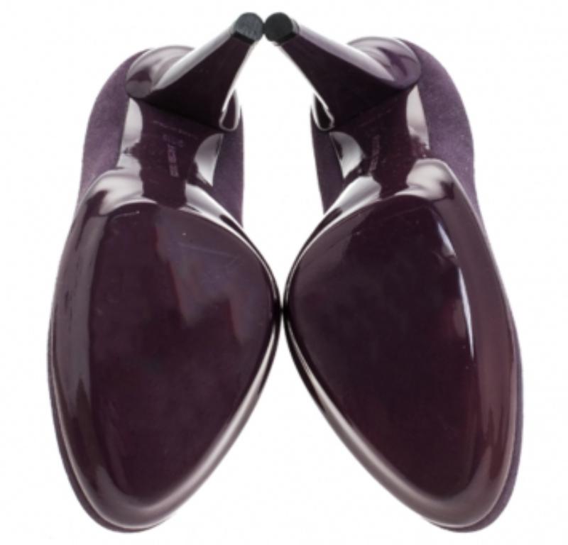 Résistants et élégants, ces escarpins de Bottega Veneta sont faits pour impressionner ! Ces escarpins violets sont confectionnés en daim et dotés d'orteils recouverts. Ils sont équipés de semelles intérieures confortables doublées de cuir et de