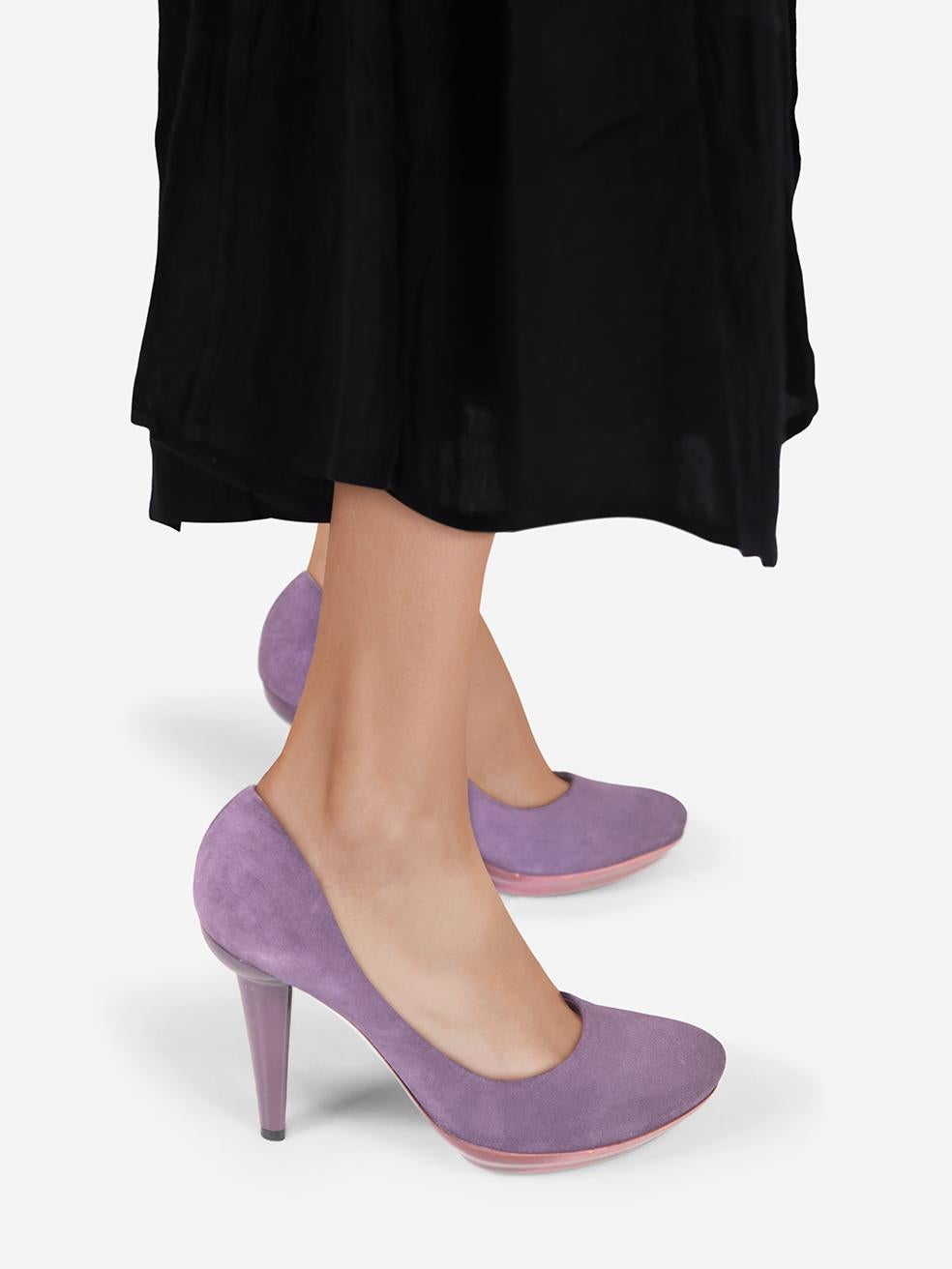 CONDITION is Very good. Minimal wear to the heels is evident. Scratching on both heels. Light abrasion on the right side of the left shoe, right side of the right shoe, toe cap and counter on both shoes on this used Bottega Veneta designer resale