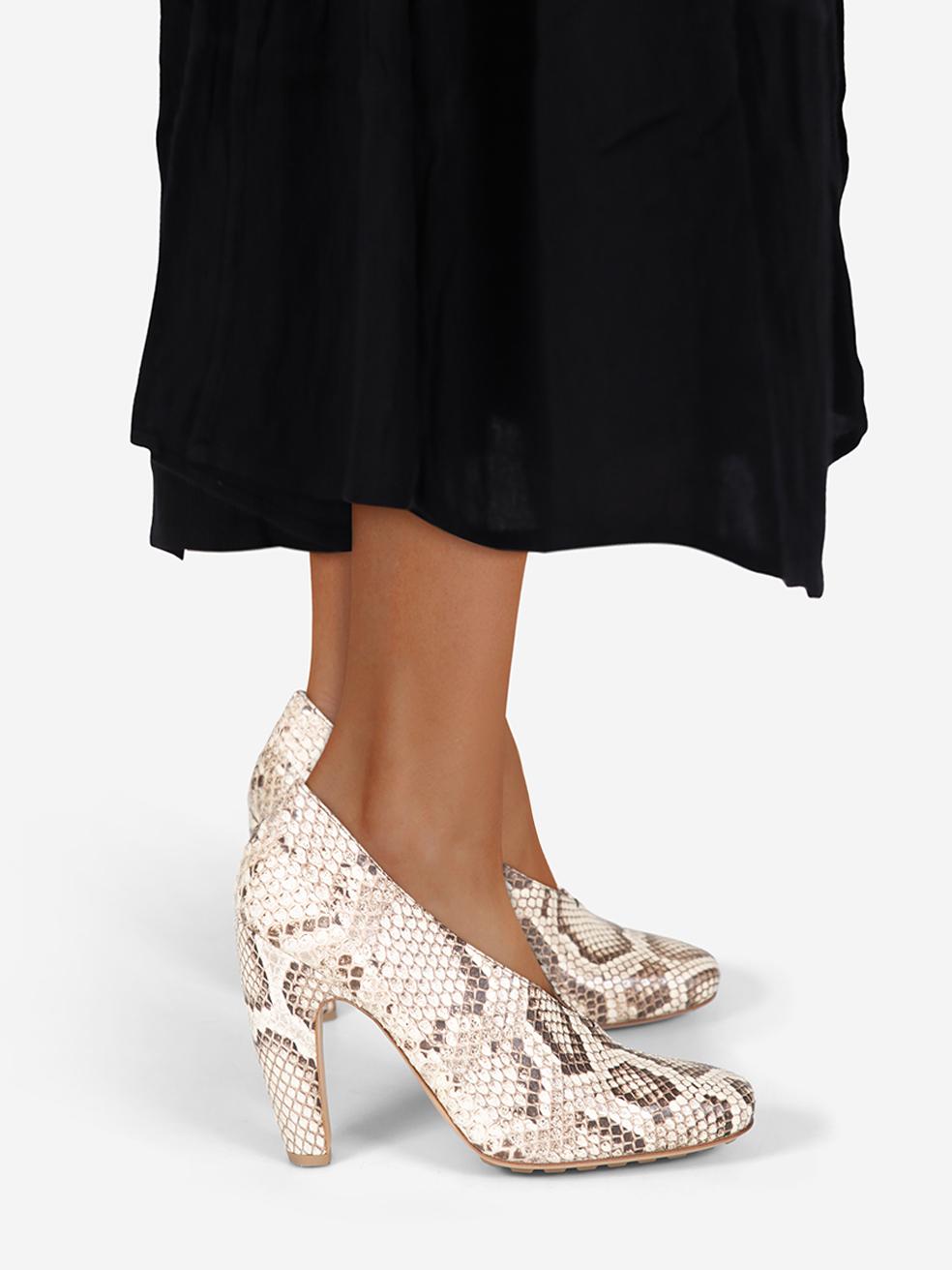 CONDITION is Very good. Minimal wear to shoes is evident. The leather has warped on the top line on this used Bottega Veneta designer resale item.
 
 Details
 
 
 Model: Canalazzo
 
 Multicolour
 
 Python
 
 Pumps
 
 Snakeskin pattern
 
 Square toe
