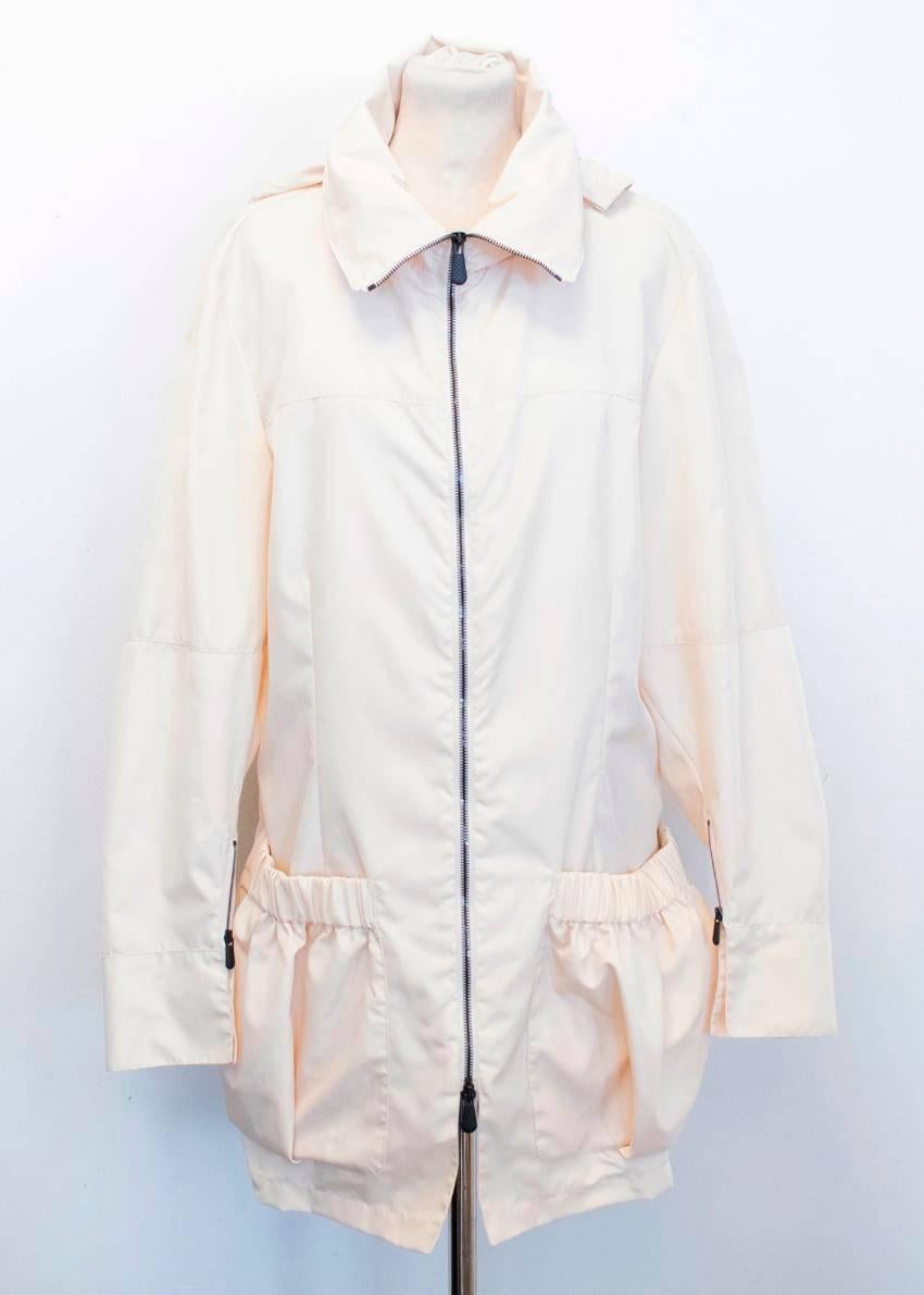 Bottega Veneta cream raincoat with a cord draw string waist, a black zip down the front and a hidden hood in the collar. Features two large elasticated pockets at the front.

Approx.
Length -91cm Bust -47cm Shoulders -45cm Sleeves -60cm

Condition