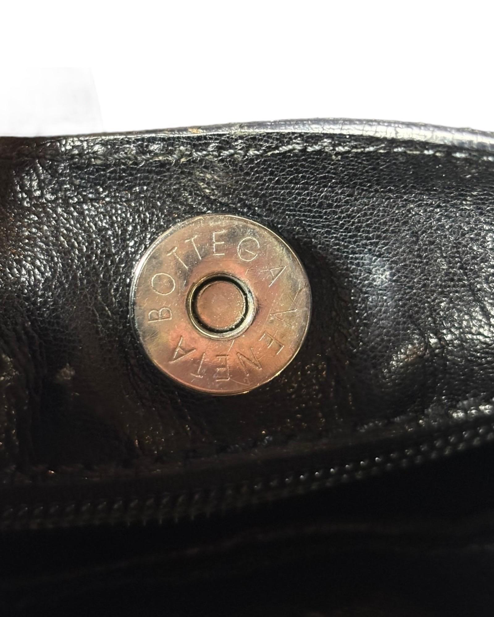 Bottega Veneta Rara borsa a spalla anni '90 in pelle nera con manico in lucite tartarugata in vendita 6