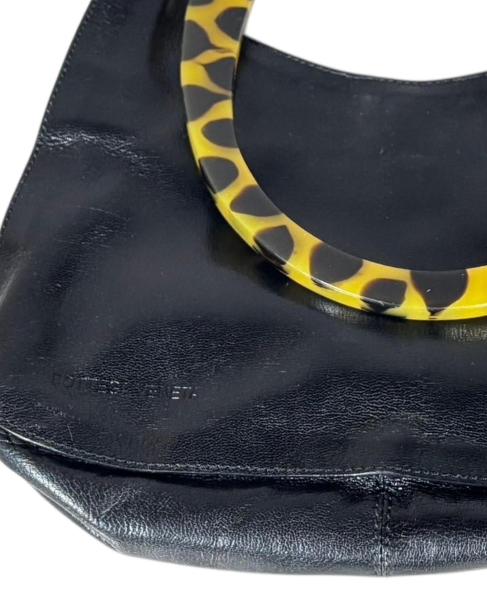 Bottega Veneta Rara borsa a spalla anni '90 in pelle nera con manico in lucite tartarugata in vendita 8