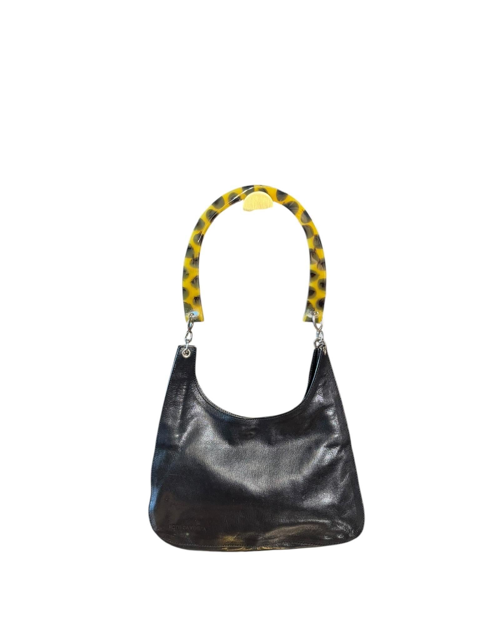 Bottega Veneta Rara borsa a spalla anni '90 in pelle nera con manico in lucite tartarugata In condizioni buone in vendita a Kingston, NY