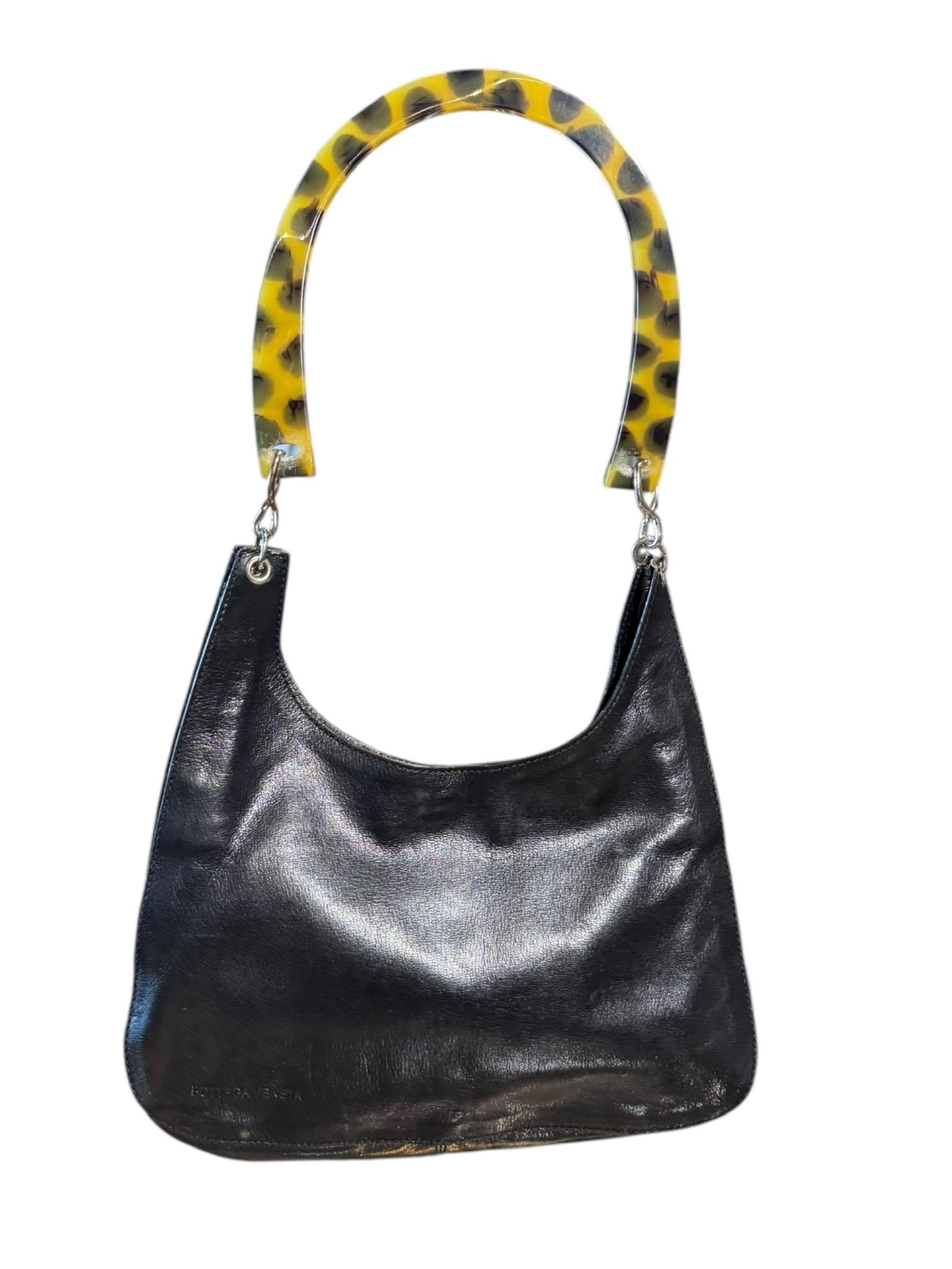 Donna Bottega Veneta Rara borsa a spalla anni '90 in pelle nera con manico in lucite tartarugata in vendita