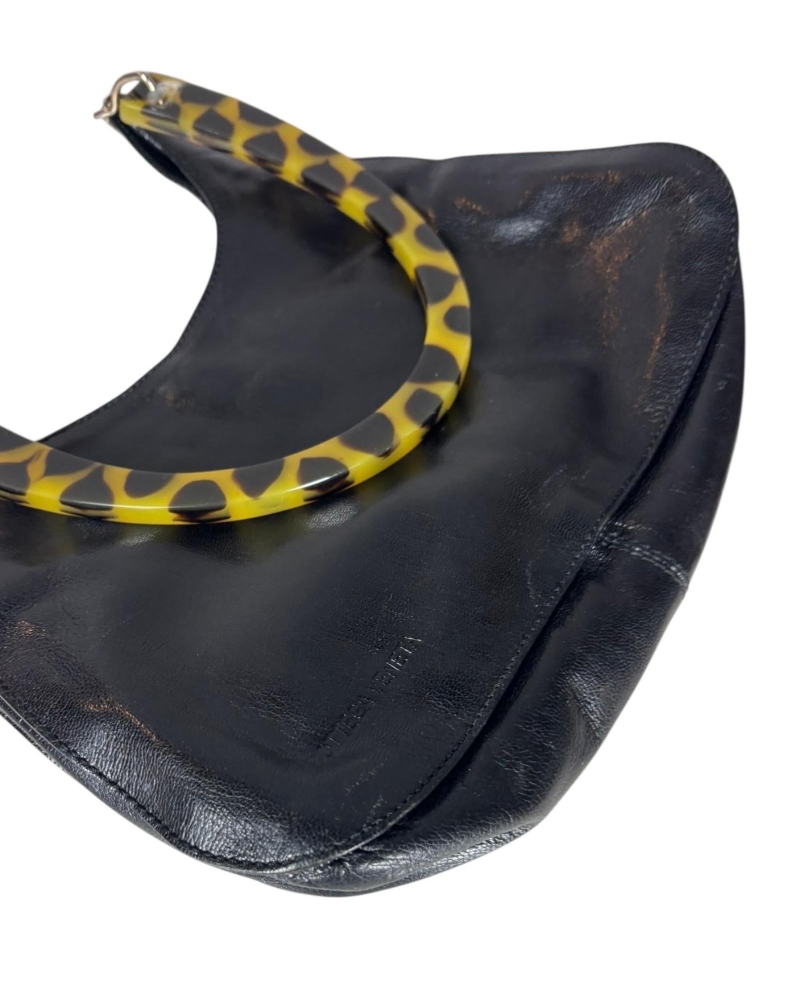 Bottega Veneta Rara borsa a spalla anni '90 in pelle nera con manico in lucite tartarugata in vendita 1
