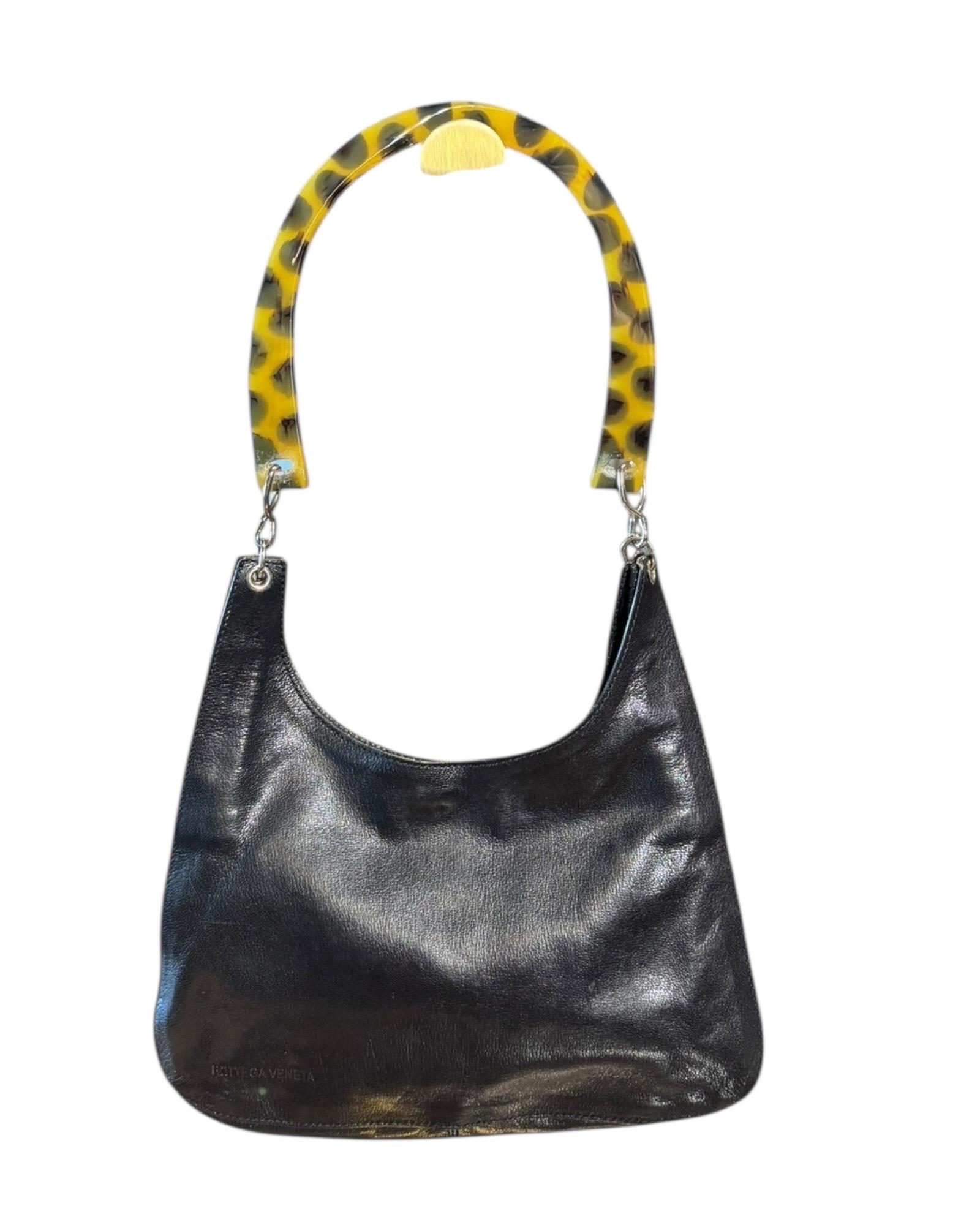Bottega Veneta Rara borsa a spalla anni '90 in pelle nera con manico in lucite tartarugata in vendita 3
