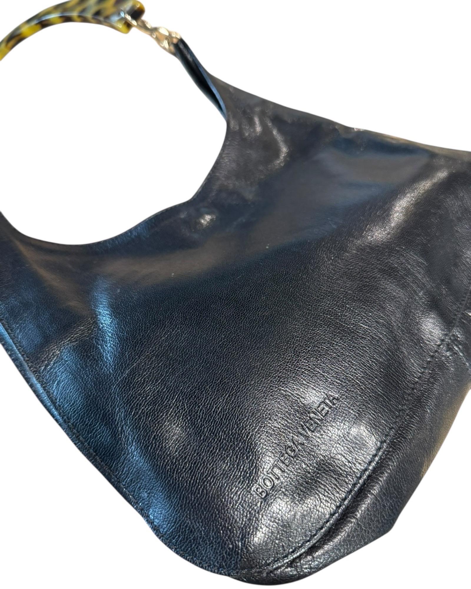 Bottega Veneta Rara borsa a spalla anni '90 in pelle nera con manico in lucite tartarugata in vendita 4