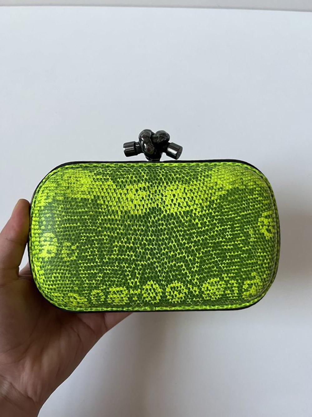 Botega Veneta's most iconic clutch POCHETTE KNOT in lizard leather of neon green colour.
Excellent condition. Size 17cm wide - 11 cm high.