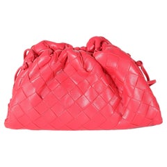 Bottega Veneta - Mini-pochette en cuir d'agneau Intrecciato framboise