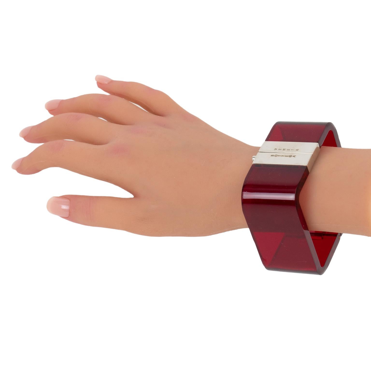 Armband aus rotem Acryl und Chrom mit Klappverschluss von Bottega Veneta im Angebot 4